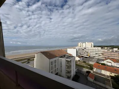 Vue générale sur la mer ou vue sur la mer prise depuis l'appartement