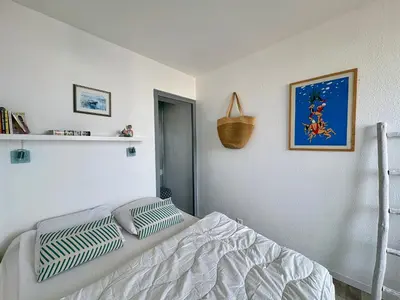 Un ou plusieurs lits dans un hébergement de l'établissement Appartement cosy pour 4 à 50m de la plage à St Hilaire - FR-1-323-448