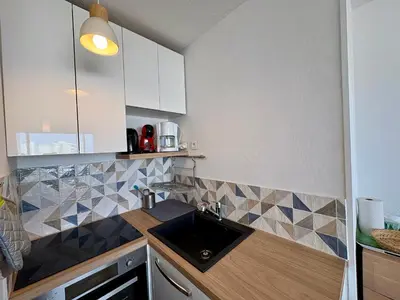 Cuisine ou kitchenette dans l'établissement Appartement cosy pour 4 à 50m de la plage à St Hilaire - FR-1-323-448