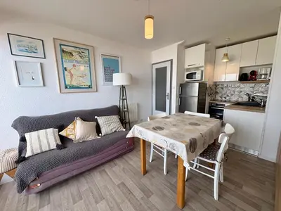 Cuisine ou kitchenette dans l'établissement Appartement cosy pour 4 à 50m de la plage à St Hilaire - FR-1-323-448