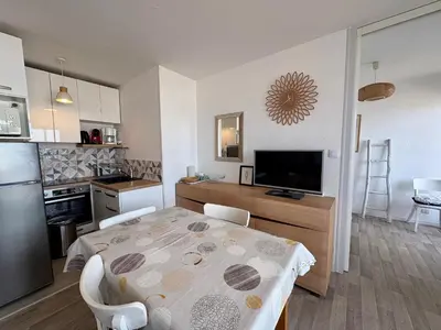 Cuisine ou kitchenette dans l'établissement Appartement cosy pour 4 à 50m de la plage à St Hilaire - FR-1-323-448