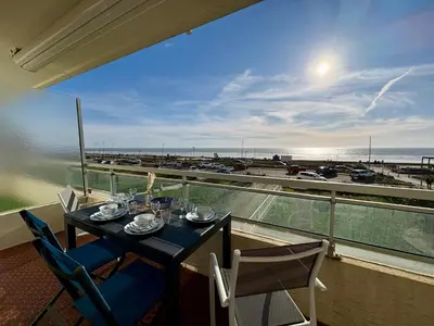 Vue générale sur la mer ou vue sur la mer prise depuis l'appartement