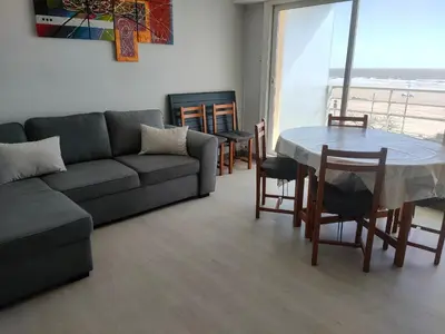 Coin salon dans l'établissement Studio Confortable pour 3 à Saint Jean de Monts, Proche Plage - FR-1-323-459
