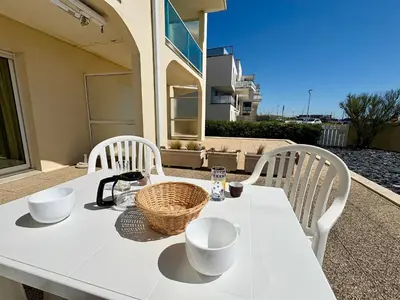 Balcon ou terrasse dans l'établissement Appartement 2 pièces avec terrasse pour 4 pers, proche plage - FR-1-323-451