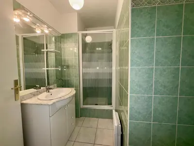 Salle de bains dans l'établissement Appartement 2 pièces avec terrasse pour 4 pers, proche plage - FR-1-323-451