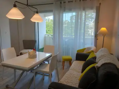 Coin salon dans l'établissement Appartement à St Jean de Monts - Confort 3 pers, Proche Plage, WIFI - FR-1-323-454