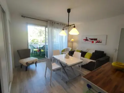 Coin salon dans l'établissement Appartement à St Jean de Monts - Confort 3 pers, Proche Plage, WIFI - FR-1-323-454