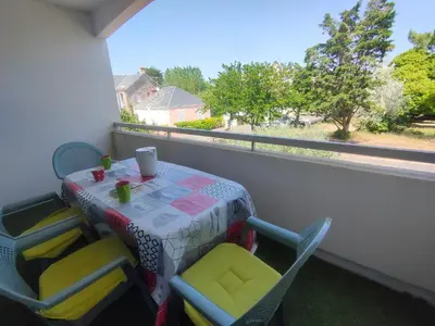 Balcon ou terrasse dans l'établissement Appartement à St Jean de Monts - Confort 3 pers, Proche Plage, WIFI - FR-1-323-454