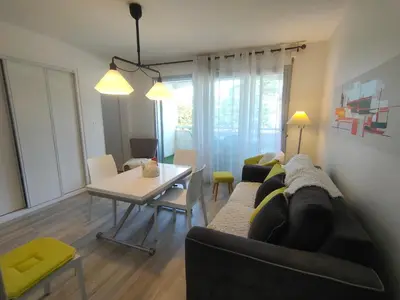 Coin salon dans l'établissement Appartement à St Jean de Monts - Confort 3 pers, Proche Plage, WIFI - FR-1-323-454