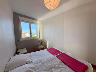 Un ou plusieurs lits dans un hébergement de l'établissement Bel appartement 2 chambres - face mer - 5 personnes, WIFI, animaux admis, parking - FR-1-323-457