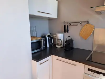 Cuisine ou kitchenette dans l'établissement Bel appartement 2 chambres - face mer - 5 personnes, WIFI, animaux admis, parking - FR-1-323-457