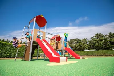 Aire de jeux pour enfants de l'établissement ZEcamping 3 animaux acceptés club enfant piscine couverte