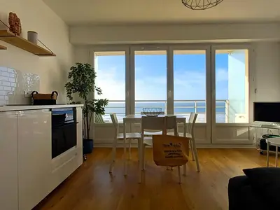 Cuisine ou kitchenette dans l'établissement Superbe studio avec alcôve rénové près de la mer - FR-1-323-475