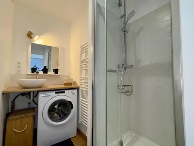 Salle de bains dans l'établissement Superbe studio avec alcôve rénové près de la mer - FR-1-323-475