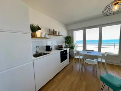 Cuisine ou kitchenette dans l'établissement Superbe studio avec alcôve rénové près de la mer - FR-1-323-475