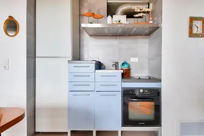 Cuisine ou kitchenette dans l'établissement Appart pour 4 dans domaine avec piscine