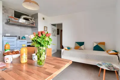 Cuisine ou kitchenette dans l'établissement Appart pour 4 dans domaine avec piscine