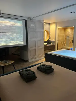 Un ou plusieurs lits dans un hébergement de l'établissement Appartement avec Jacuzzi Sauna & Home Cinéma - Nid d'Angers