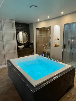 Salle de bains dans l'établissement Appartement avec Jacuzzi Sauna & Home Cinéma - Nid d'Angers