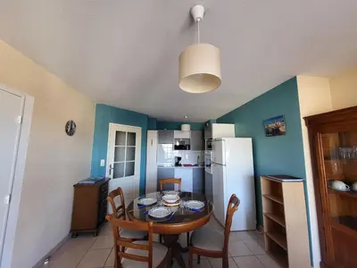 Cuisine ou kitchenette dans l'établissement Appartement cosy pour 2, à 5 min de la plage, parking sécurisé - FR-1-364-163