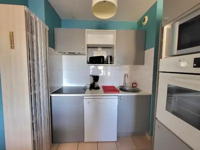 Cuisine ou kitchenette dans l'établissement Appartement cosy pour 2, à 5 min de la plage, parking sécurisé - FR-1-364-163