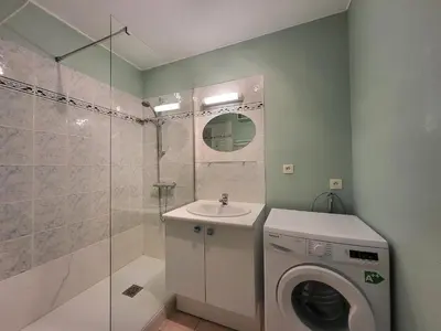 Salle de bains dans l'établissement Appartement cosy pour 2, à 5 min de la plage, parking sécurisé - FR-1-364-163