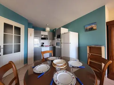 Cuisine ou kitchenette dans l'établissement Appartement cosy pour 2, à 5 min de la plage, parking sécurisé - FR-1-364-163