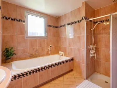 Salle de bains dans l'établissement Holiday Home L'Oiseau Bleu by Interhome