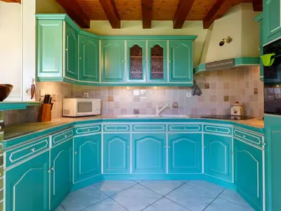 Cuisine ou kitchenette dans l'établissement Holiday Home L'Oiseau Bleu by Interhome