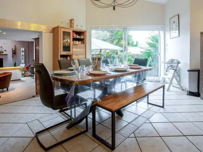 Coin salon dans l'établissement Holiday Home Rive Droite by Interhome