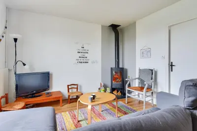Télévision ou salle de divertissement dans l'établissement Entre plage et marais salants, maison pour 6