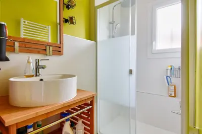 Salle de bains dans l'établissement Entre plage et marais salants, maison pour 6