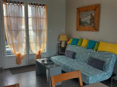 Coin salon dans l'établissement Maison de plain-pied confort 6 pers., proche plage à St Hilaire de Riez, parking privé - FR-1-323-470