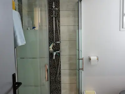 Salle de bains dans l'établissement Maison de plain-pied confort 6 pers., proche plage à St Hilaire de Riez, parking privé - FR-1-323-470