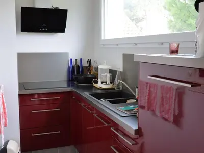 Cuisine ou kitchenette dans l'établissement Maison de plain-pied confort 6 pers., proche plage à St Hilaire de Riez, parking privé - FR-1-323-470