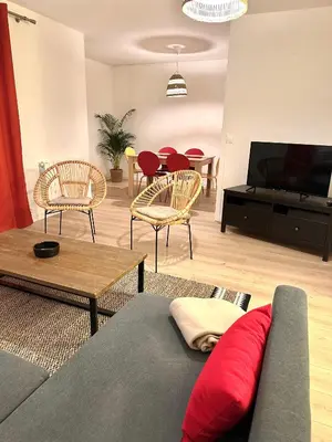 Télévision ou salle de divertissement dans l'établissement La Baugerie enchantée