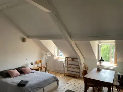 Un ou plusieurs lits dans un hébergement de l'établissement Grande chambre indépendante, charme, calme sur jardin, Nantes centre, accès privé par escalier de l'immeuble, sdb & wc privés, 10 minutes gare et palais des congrès