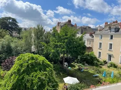 Jardin de l'établissement Grande chambre indépendante, charme, calme sur jardin, Nantes centre, accès privé par escalier de l'immeuble, sdb & wc privés, 10 minutes gare et palais des congrès