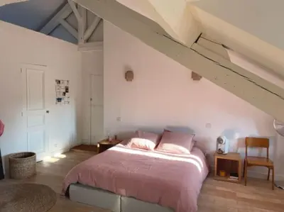 Un ou plusieurs lits dans un hébergement de l'établissement Grande chambre indépendante, charme, calme sur jardin, Nantes centre, accès privé par escalier de l'immeuble, sdb & wc privés, 10 minutes gare et palais des congrès