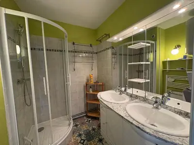 Salle de bains dans l'établissement Appartement 2 chambres pour 6 personnes - Face mer - Spacieux - Saint-Jean-de-Monts - FR-1-323-297