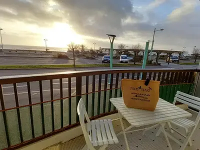 Balcon ou terrasse dans l'établissement Appartement 2 chambres pour 6 personnes - Face mer - Spacieux - Saint-Jean-de-Monts - FR-1-323-297
