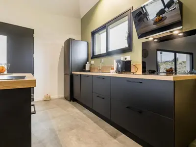 Cuisine ou kitchenette dans l'établissement Gîte Familial Rénové, Proche Canal, Terrasse, Jardin, et Verger Commun, à 20 km de Nantes - FR-1-306-1262