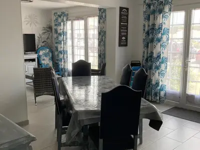 Coin salon dans l'établissement Maison proche plage avec jardin, prêt vélos, internet et espace lingerie - FR-1-426-545