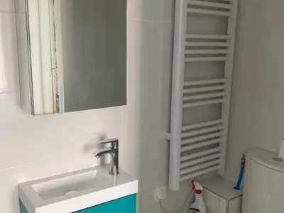 Salle de bains dans l'établissement Maison proche plage avec jardin, prêt vélos, internet et espace lingerie - FR-1-426-545