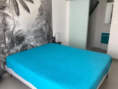 Un ou plusieurs lits dans un hébergement de l'établissement Maison proche plage avec jardin, prêt vélos, internet et espace lingerie - FR-1-426-545