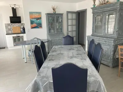 Cuisine ou kitchenette dans l'établissement Maison proche plage avec jardin, prêt vélos, internet et espace lingerie - FR-1-426-545