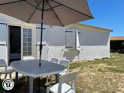 Terrasse ou espace extérieur de l'établissement Maison proche plage avec jardin, prêt vélos, internet et espace lingerie - FR-1-426-545