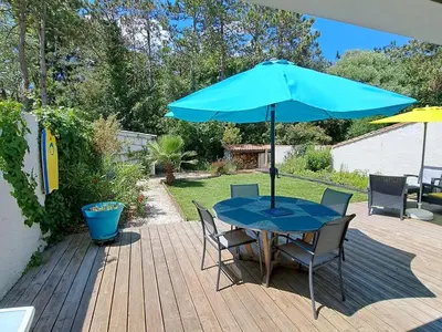 Jardin de l'établissement Maison paisible proche plage, moderne, jardin et parking privé - FR-1-323-482