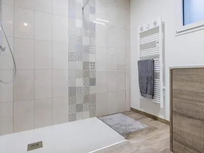Salle de bains dans l'établissement Gîte familial rénové près du Canal de Nantes avec jardin, terrasse, wifi et chambres mansardées - FR-1-306-1263