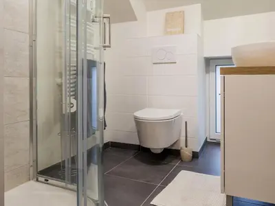 Salle de bains dans l'établissement Gîte familial rénové près du Canal de Nantes avec jardin, terrasse, wifi et chambres mansardées - FR-1-306-1263